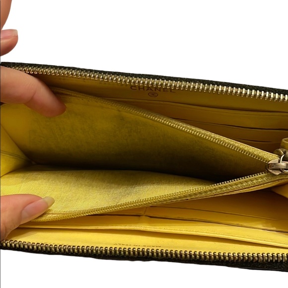 CHANEL Black Wallet (Yellow interior) - Picture 6 of 11